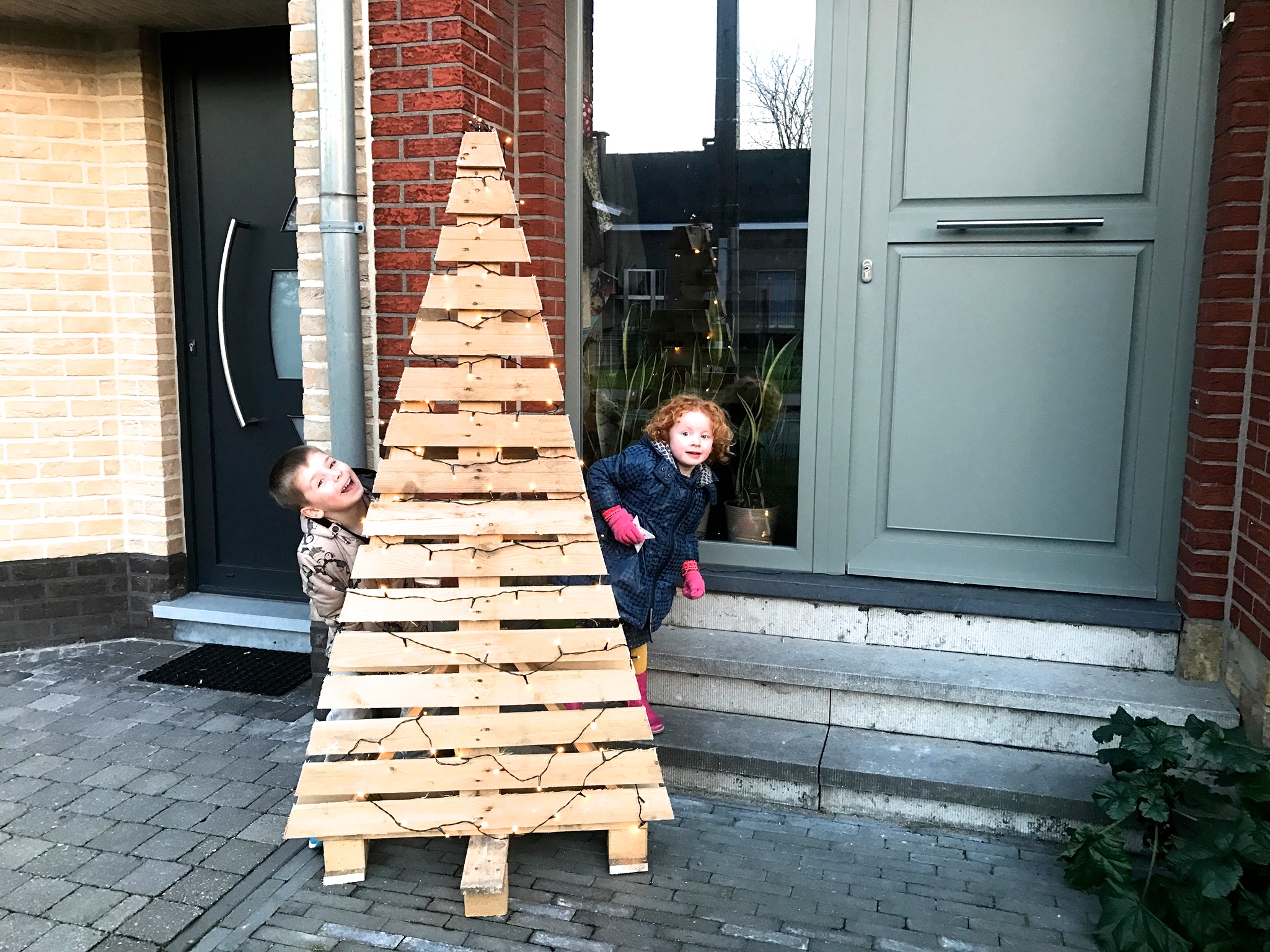 DIY : houten pallet kerstboom minuten - Leuke wereld